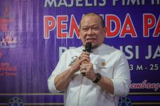 La Nyalla Daftar Anggota DPD RI ke KPU Jatim, Dikawal Ribuan Pemuda Pancasila - JPNN.com Jatim