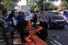 Senggolan dengan Truk, Pemotor Asal Gresik Tewas di Jalan Kedung Cowek - JPNN.com Jatim