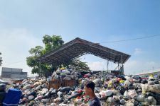 Sampah Menggunung, Warga Mengeluh Bau Busuk di Sekitar TPS Pasar Rahayu Bandung - JPNN.com Jabar