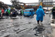 Diguyur Hujan Deras Sejumlah Jalan Utama di Depok Terendam Banjir - JPNN.com Jabar
