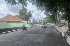 Warga Keluhkan Banyak Jalan Bertambal di Surabaya, Wali Kota Eri Bilang Begini - JPNN.com Jatim