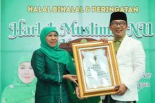 Gubernur Jatim Khofifah Serahkan Penghargaan Jerbasuki Mawa Beya ke Ridwan Kamil - JPNN.com Jabar