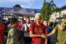 Olahraga di Lapangan Gasibu Bandung Ganjar Pranowo Diteriaki Presiden - JPNN.com Jabar