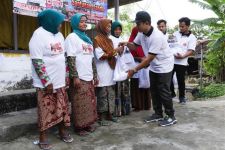 Kenalkan Sosok Ganjar, Komunitas Sopir Truk Santuni Janda di Pamekasan - JPNN.com Jatim