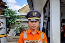 Kisah Heroik Petugas PJL Bandung Selamatkan Pedagang Asongan yang Hampir Tertabrak Kereta Api - JPNN.com Jabar