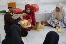 Asah Keterampilan, Kiai Muda Jatim Ajarkan Santri di Ponpes Sidoarjo Buat Parsel - JPNN.com Jatim