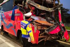 Ditumpangi Rombongan Pelajar, Bus DPRD Surabaya Kecelakaan di Tol Pasuruan    - JPNN.com Jatim