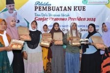 Tingkatkan Perekonomian, Kelompok Kiai Muda Beri Pelatihan Warga Mojokerto Membuat Kue - JPNN.com Jatim