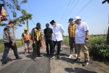 Cek Perbaikan Jalan, Bupati Sidoarjo Tegur Kontraktor, Jangan Asal-asalan - JPNN.com Jatim