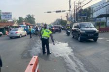 Minibus Isuzu Tabrak Pejalan di Jalan Raya Bogor, Korban Tewas di Lokasi Kejadian - JPNN.com Jabar