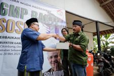 Ganjar Muda Padjajaran Renovasi MCK Ponpes Tertua di Selaawi - JPNN.com Jabar