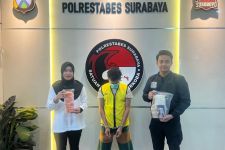 Polisi Geledah Rumah Tukang Parkir di Surabaya, Temukan Barang Berbahaya - JPNN.com Jatim