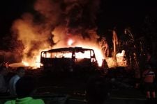 Gegara Bakar Sampah, Garasi Bus Maju Lancar di Bantul Terbakar - JPNN.com Jogja