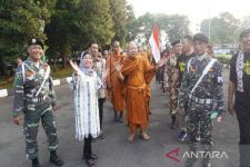 32 Biksu Thudong ke Candi Borobudur Dijamu Pemkab Batang - JPNN.com Jateng