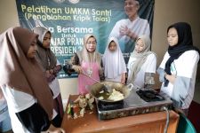 Kembangkan UMKM, Santri Ponpes Miftahul Falah Belajar Bisnis Pengolahan Keripik Talas - JPNN.com Jabar