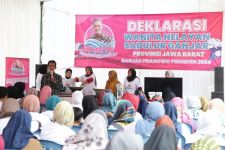 Puluhan Istri Nelayan di Pangandaran Diberikan Pelatihan Membuat Keripik Kelapa - JPNN.com Jabar