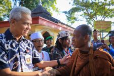 Ganjar Ketemu Biksu Thudong di Musala Sebelum Borobudur - JPNN.com Jateng