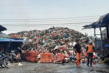 Koordinasi Lintas Instansi Siap Ditempuh Demi Atasi Tumpukan Sampah Pasar Kemiri Muka - JPNN.com Jabar