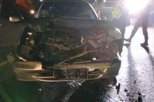Mobil Sedan Menyeruduk Truk di Kulon Progo, Pengemudi Dilarikan ke Rumah Sakit - JPNN.com Jogja