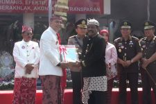 Wali Kota Eri Terima 463 Sertifikat Aset milik Pemkot Surabaya dari BPN - JPNN.com Jatim