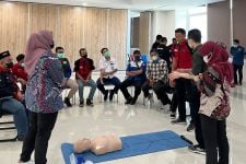 Ubaya Latih Puluhan Pengemudi Ambulans dari Berbagai Daerah tentang PPGD - JPNN.com Jatim