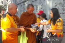 Puluhan Biksu Lakukan Pindapata di Magelang, Seperti Apa? - JPNN.com Jateng
