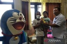 Unik, Badut Doraemon Dihadirkan Hibur Pasien anak di RSUD Kudus - JPNN.com Jateng