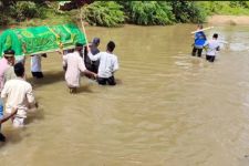 Viral di Media Sosial, Jenazah di Pesisir Barat Lampung Dimakamkan Menyeberangi Sungai  - JPNN.com Lampung