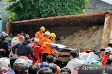 Truk Pengangkut Tanah Hantam Toyota Agya di Semarang, Begini Kondisinya - JPNN.com Jateng