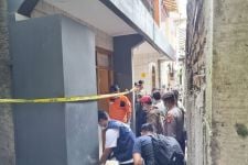 Polisi Bawa Mayat Terbungkus Karung di Bandung, ke RS Sartika Asih untuk autopsi - JPNN.com Jabar