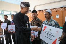 Turunkan Kemiskinan, Ganjar Beri Bantuan Rp 94,6 Miliar di Kendal - JPNN.com Jateng