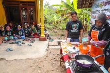 Beri Ide Peluang Usaha, Kowarteg Beri Pelatihan Pembuatan Kue Mak-Mak di Nganjuk - JPNN.com Jatim