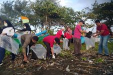 Aksi Bersih-bersih Pantai Teluk Penyu Cilacap, Terkumpul 850 Kg Sampah - JPNN.com Jateng
