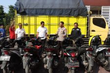 Truk Tertutup Terpal Biru Diberhentikan Polisi di Tol, Bawa Belasan Motor Bodong - JPNN.com Jatim