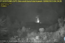 PVMBG: Gunung Anak Krakatau Erupsi Setinggi 2.000 Meter - JPNN.com Banten