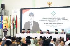 Lulus Memuaskan, Anwar Sadad Menyandang Gelar Doktor Bidang Politik Islam dari Uinsa - JPNN.com Jatim