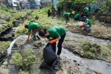 Kajol Indonesia Ajak Masyarakat Jaga Kebersihan Lewat Program Bebersih Sungai Ciliwung - JPNN.com Jabar
