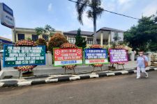 Sejumlah Karangan Bunga Hiasi PN Kota Depok di Sidang Perdana Kasus Bripda Haris Sitanggang - JPNN.com Jabar