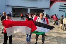 Indonesia VS Palestina, Suporter Datang Bawa Atribut & Bendera Kedua Tim - JPNN.com Jatim