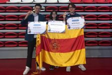 3 Mahasiswa Ubaya Menang Lomba Debat Skala Nasional, Dapat Medali Emas & Perunggu - JPNN.com Jatim