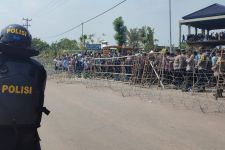 Polisi Jaga Ketat Aksi Ribuan Massa Geruduk Ponpes Al Zaytun Indramayu - JPNN.com Jabar