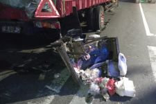 Tabrak Truk Parkir di Pinggir Jalan Karang Pilang, Kakek Budi Tewas - JPNN.com Jatim