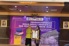 Rini Indriyani Raih Penghargaan Insan Peduli PAUD dari Unesa    - JPNN.com Jatim