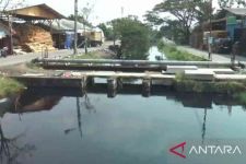 Pemkab Bekasi Uji Sampel Air Sungai Cilemahabang - JPNN.com Jabar