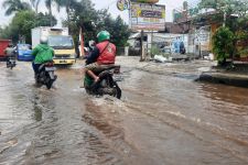 Meski Tak Diguyur Hujan, Simpang Mampang Kota Depok Terendam Banjir, Ketua RT: Air Kiriman dari Bogor - JPNN.com Jabar
