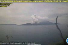 Gunung Anak Krakatau Erupsi, Tak Ada Suara Dentuman, Pertanda Apa? - JPNN.com Banten