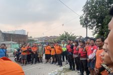 Belum Ditemukan, Pencarian Anak Tercebur Sungai Rolak Dilanjutkan Besok - JPNN.com Jatim