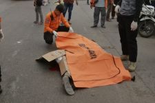 Senggolan dengan Truk, Pemotor Asal Lamongan Tewas di Tambak Langon Surabaya - JPNN.com Jatim