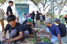 Ganjar Muda Padjajaran Potong Hewan Kurban Bersama Warga di Indramayu - JPNN.com Jabar