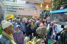 Jemaah Haji Kloter 1-3 Tiba di Asrama Haji Debarkasi Surabaya - JPNN.com Jatim